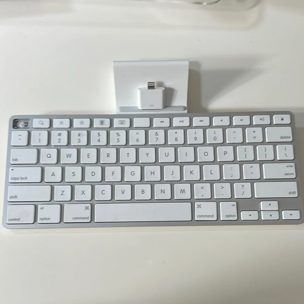 iPhone Wireless White Keyboard with Dock